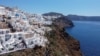 FILE: Desa Oia, di Santorini, Yunani, 8 Mei 2020. (Alkis Konstantinidis/REUTERS)