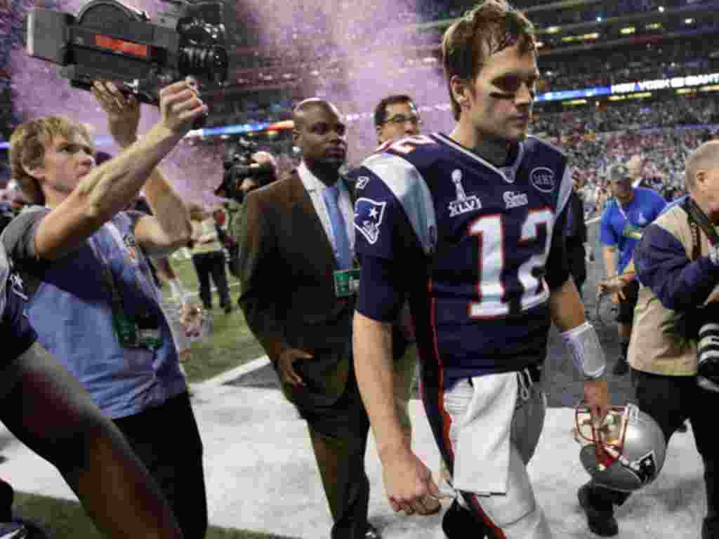 Quarterback New England Patriots Tom Brady meninggalkan lapangan setelah Patriots kalah  21-17 dari New York Giants (AP).