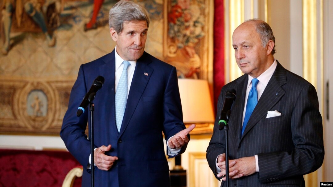 Menlu Perancis Laurent Fabius (kanan) memberikan pernyataan kepada media bersama Menlu AS John Kerry di Paris (20/11).