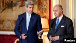 Menlu Perancis Laurent Fabius (kanan) memberikan pernyataan kepada media bersama Menlu AS John Kerry di Paris (20/11).