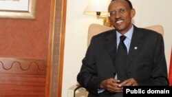 Le président Paul Kagame en entretient avec son homologue rwandais Pierre Nkurunziza, le 5 avril 2011.