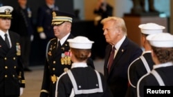 El presidente de Estados Unidos, Donald Trump, pasa revista a las tropas durante la 60.a inauguración presidencial en el Salón de la Emancipación del Capitolio de Estados Unidos en Washington, DC, Estados Unidos, el lunes 20 de enero de 2025.