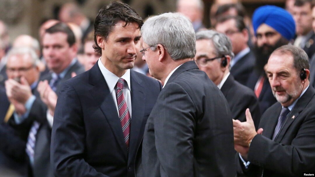 Justin Trudeau (kiri) berjabat tangan dengan mantan PM Kanada Stephen Harper di Ottawa (foto: dok).