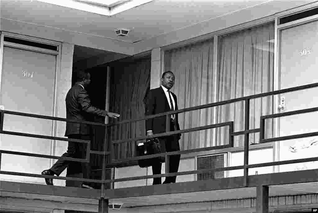 Le révérend Martin Luther King est photographié en train de marche sur la coursive du&nbsp;Lorraine Motel à Memphis, Tennessee, à peu près à l&#39;endroit où il a été abattu par un assassin caché. Cette photo a été prise le 3 avril 1968, la veille de la fusillade