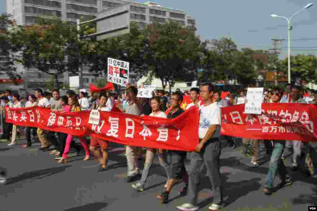9月18日，中国民众在日本驻北京大使馆前游行抗议。中国和日本就东海一组无人岛屿(钓鱼岛/尖阁诸岛)的主权争端升级，中国城市爆发反日示威，其间出现暴力行为。中日两国政府船只在岛屿附近海域对峙。（美国之音东方拍摄）