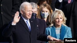 Joe Biden saat diambil sumpah jabatannya sebagai Presiden ke-46 AS, di Gedung Capitol, Washington, D.C., 20 Januari 2021. (REUTERS/Kevin Lamarque).