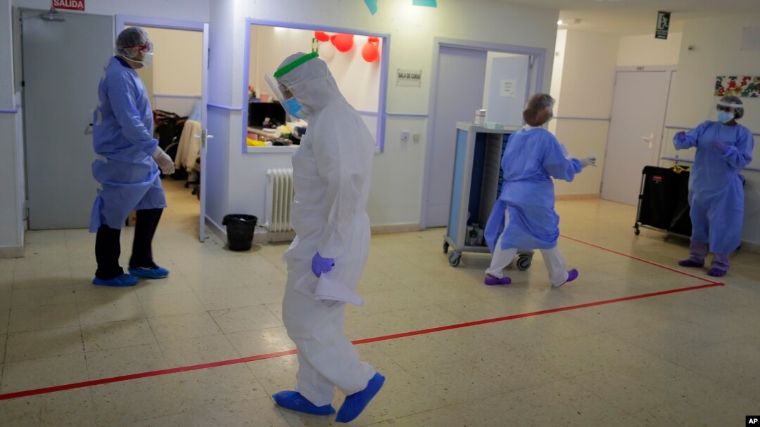 Para pekerja mengenakan baju pelindung untuk melindungi agar tidak tertular virus corona di sebuah panti wreda di Madrid, Spanyol, 31 Maret 2020. (Foto: AP)