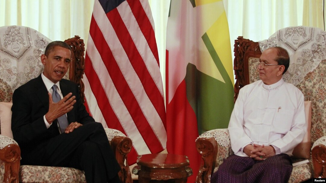 Presiden Amerika Barack Obama (kiri) dan Presiden Burma Thein Sein dalam pertemuan di Rangun (19/11). Presiden Obama membuka lembaran sejarah sebagai Presiden Amerika pertama yang mengunjungi Burma.