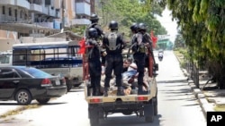 La police arrête un homme à Stone Town, Zanzibar, 26 octobre 2015.