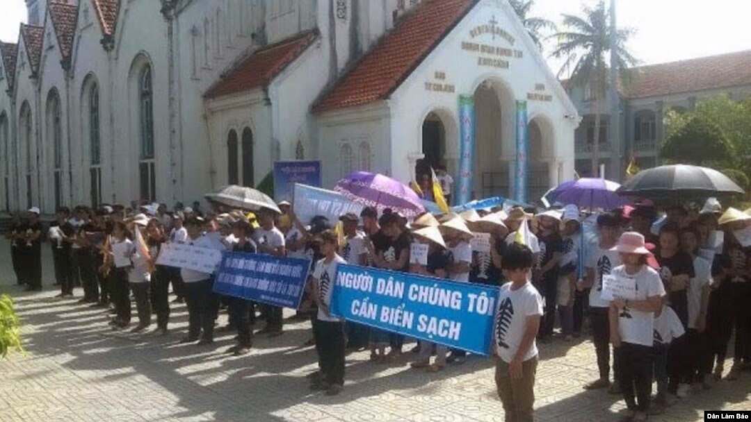 Hàng trăm giáo dân giáo xứ Phú Yên - Giáo hạt Thuận Nghĩa - Giáo phận Vinh tham gia tuần hành, tọa kháng yêu cầu nhà cầm quyền minh bạch thông tin cá chết hàng loạt ở miền Trung, ngày 12/6/2016.