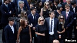 Los dolientes observan cómo el ataúd que contiene el cuerpo del ex presidente de Chile, Sebastián Piñera, sale del antiguo edificio del Congreso Nacional para su funeral en Santiago, Chile, el 9 de febrero de 2024.