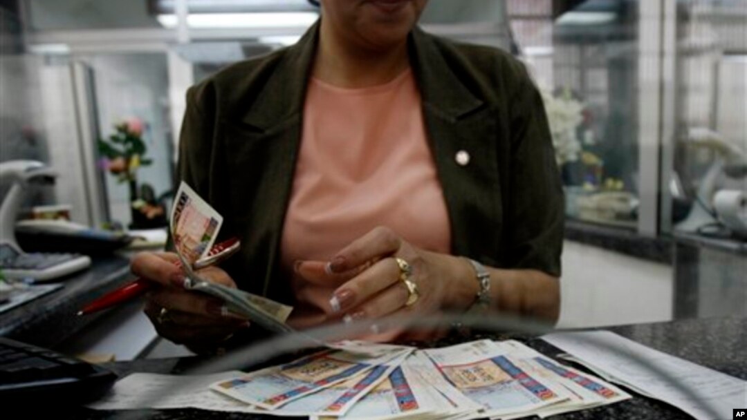 Una empleada de banco en La Habana cuenta pesos convertibles (CUC).