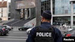 Polisi Perancis siaga di dekat Opera Bastille tersangka melakukan penikaman di dekat bekas kantor Charlie Hebdo di Paris, Jumat (25/9).