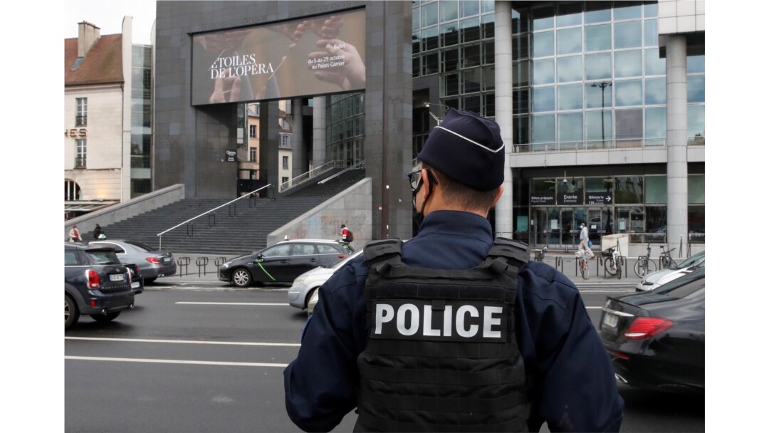 Seorang polisi Perancis berdiri di dekat Opera Bastille dekat kantor tabloid Charlie Hebdo di Paris, Perancis, 25 September 2020.