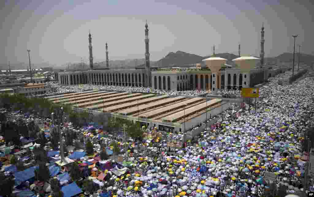 حجاج کرام نے جمعرات کو ظہر کی نماز مسجدِ نمرہ میں ادا کی