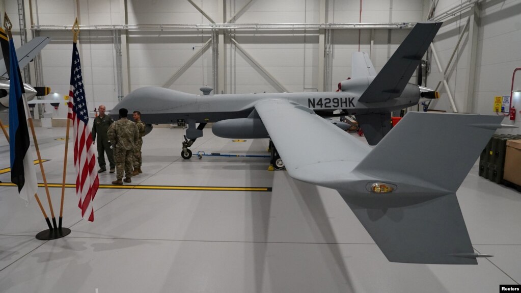 资料照片：美国空军一架MQ-9“收割者”无人机停在爱沙尼亚阿马里空军基地的机库内。(2020年7月1日)(photo:VOA)