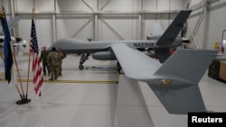 资料照片：美国空军一架MQ-9“收割者”无人机停在爱沙尼亚阿马里空军基地的机库内。(2020年7月1日)