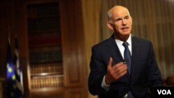 El primer ministro Papandreou enfrentó enorme presión internacional para que desistiera del referéndum.