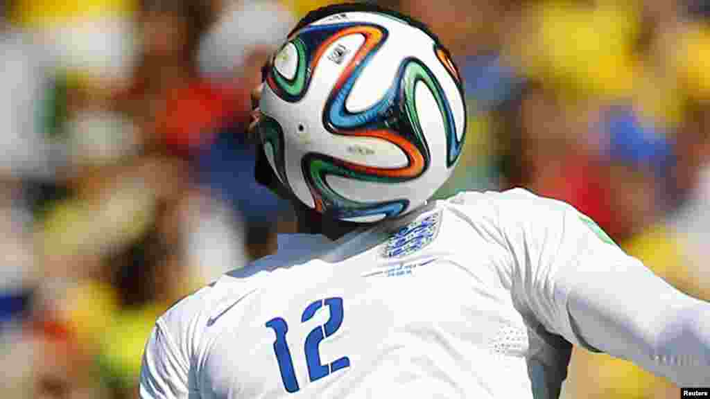 İngiltərə komandasının oyunçusu Kris Smolling topu başı ilə vurur - 24 iyun, 2014 &nbsp; &nbsp; &nbsp; &nbsp; 