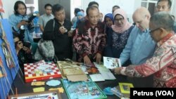 Rektor UINSA Surabaya Prof Abdul A'la menunjukkan alat peraga pembelajaran karya mahasiswa calon guru kepada Jeff Cohen dari USAID (Foto: VOA/Petrus)