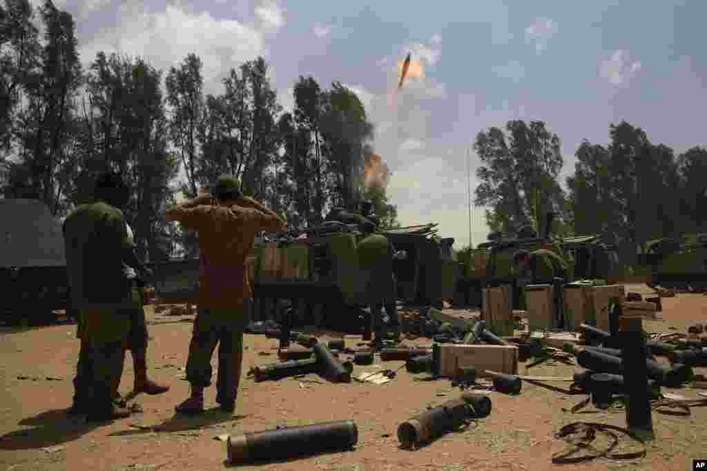 Israeli soldiers fire a mortar shell towards the Gaza Strip, near the Israel - Gaza border, Aug. 4, 2014.&nbsp; &nbsp;