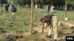 Polisi Pakistan memeriksa lokasi ledakan di distrik Shina Samar Bagh, Dir Bawah, Pakistan barat laut (15/9).