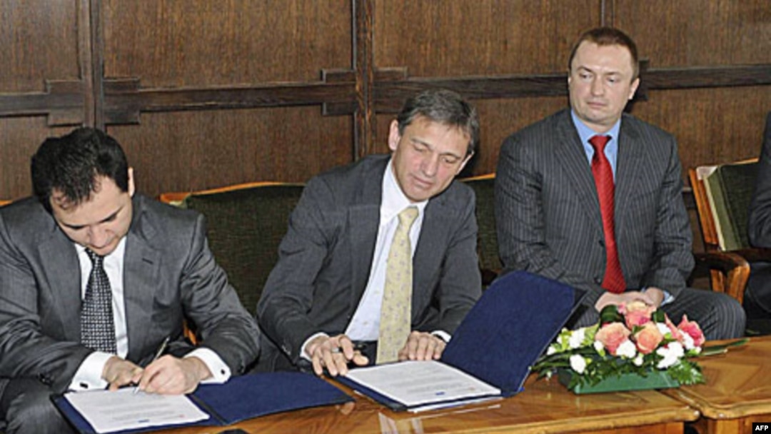 Potpredsednik Vlade Srbije Božidar Djelić, šef Delegacije EK u Srbiji Vensan Dežer i predsednik Vlade Vojvodine Bojan Pajtić prilikom potpisivanja sporazuma u Novom Sadu, 22. mart 2010.