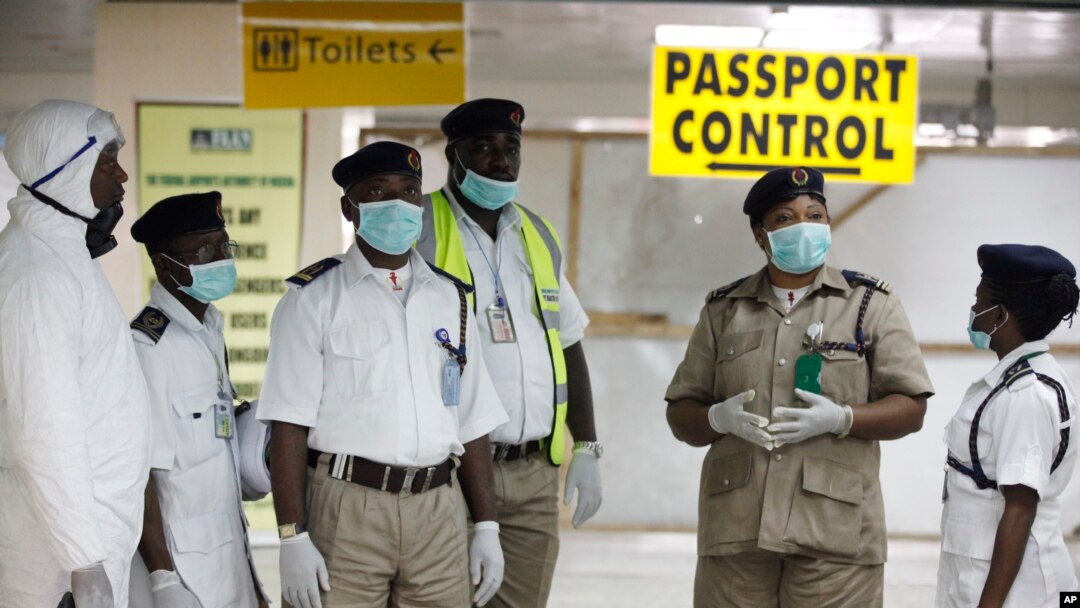 Petugas kesehatan Nigeria mengamati penumpang di bandara Lagos, sebagai langkah pencegahan wabah ebola (foto: dok).