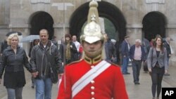 Tourists visit the Horse Guards Parade in London, 3 Oct. 2010.