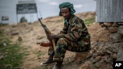 ARCHIVES - Un combattant loyal au Front populaire de libération du Tigré (TPLF) occupe un poste de garde à la périphérie de la ville de Hawzen, dans la région du Tigré, au nord de l'Éthiopie, le 7 mai 2021.