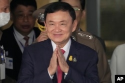 Mantan Perdana Menteri Thailand Thaksin Shinawatra tiba di Bandara Don Muang di Bangkok, Thailand, 22 Agustus 2023. (Foto: AP)