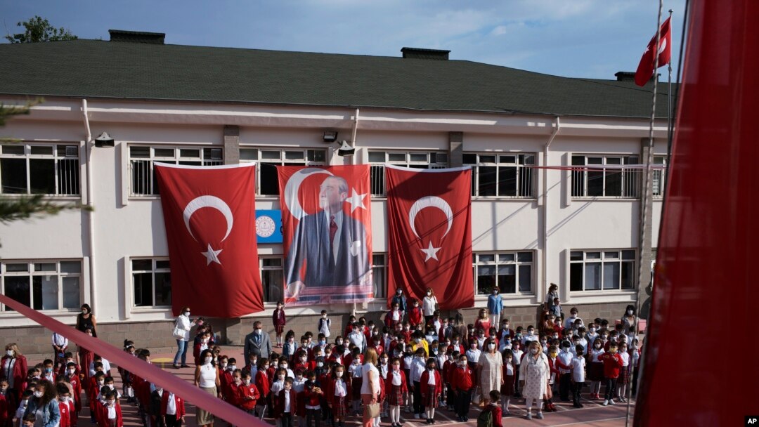 Türkiye’de eğitim-öğretim yılı henüz geçen hafta başlamasına karşın, sıkıntılar gündemde. 