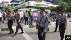 Polisi berpatroli di luar kafe Starbucks tempat serangan bom terjadi di Jakarta, 17 Januari 2016.