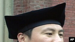 王丹2008年获得哈佛大学博士学位，目前在台湾教书