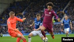 Leroy Sane de Manchester City essaie de dribbler le gardien d'Everton, Angleterre, le 31 mars 2018.