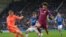 Leroy Sane de Manchester City essaie de dribbler le gardien d'Everton, Angleterre, le 31 mars 2018.