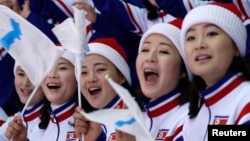 Warga Korea Utara menghadiri putaran awal laga hoki es antara Swedia dan Tim Korea Bersatu di Olimpiade Musim Dingin Pyeongchang 2018, di Gangneung, Korea Selatan, 12 Februari 2018.