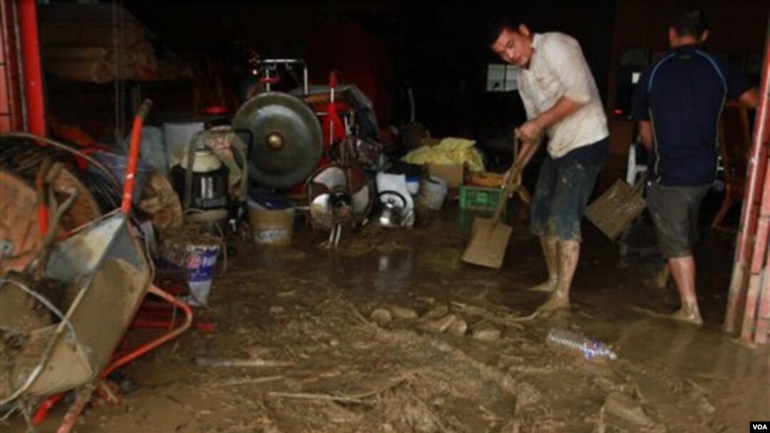 Seorang warga Taiwan sedang membersihkan lumpur sisa-sisa banjir dan longsor akibat topan Nanmadol di Laiyi, Pingtung, selatan Taiwan (29/8).