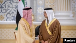 Шейх Мансур бін Заїд Аль-Нахайян, віце-прем’єр-міністр ОАЕ (праворуч) з шейхом Тахнуном бін Заїдом аль-Нахайяном, радником з національної безпеки ОАЕ, під час прийому президента Сирії в Абу-Дабі, Об’єднані Арабські Емірати, 19 березня 2023 р. Фото Хамад Аль-Каабі/REUTERS