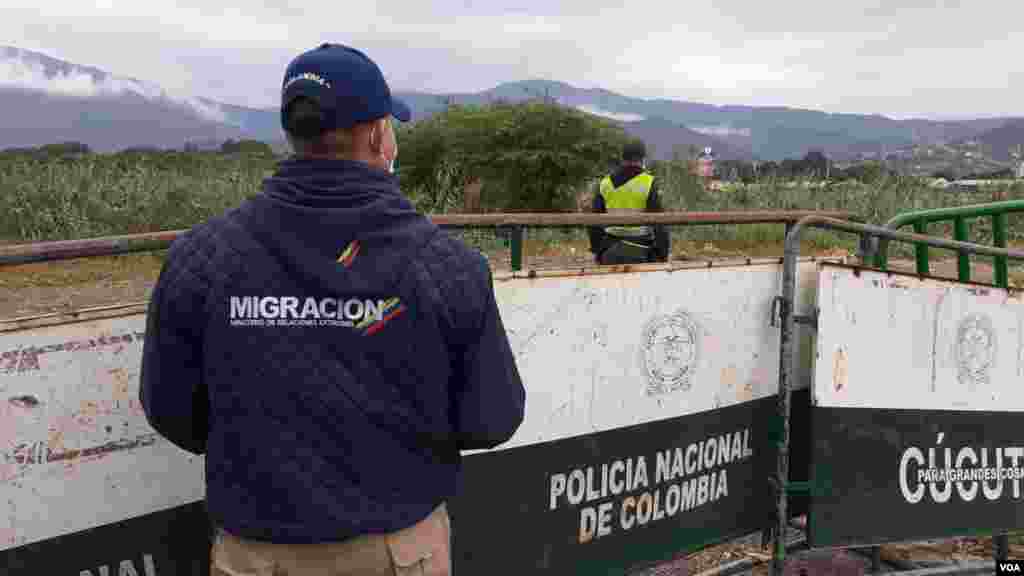 Trabajador de migración Colombia observa el paso fronterizo entre Villa del Rosario y San Antonio del Táchira.