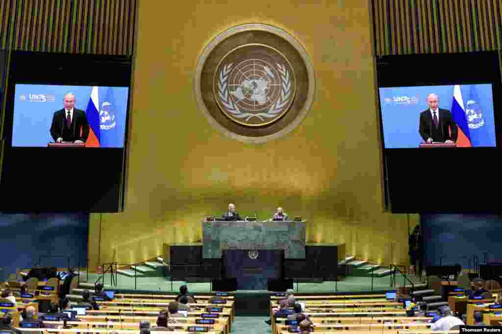 제75차 유엔총회가 열리는 뉴욕 유엔 본부 회의장 화면에 블라디미르 푸틴 러시아 대통령의 화상 기조연설이 나오고 있다.