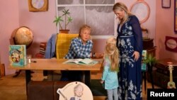 Paul McCartney saat peluncuran bukunya 'Hey Grandude!' di London, Inggris, 6 September 2019. (Foto: dok).