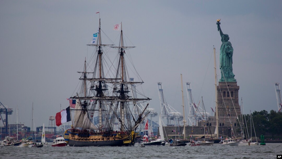Kapal tradisional Hermione, replika kapal abad ke-18 yang membawa dukungan Perancis untuk revolusi Amerika, melewati Patung Liberty di New York, 4 Juli 2015.