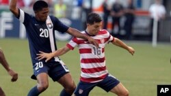 El jugador de Estados Unidos, José Torres a la derecha y el jugador del Belice, Daniel Jiménez, a la izquierda. 