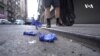 VOA英语视频: 纽约客随地乱丢口罩手套 危害公共卫生