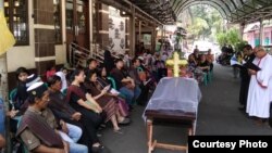 Kebaktian tutup peti keluarga Jeferson Goeltom digelar di depan Masjid Darusalam karena rumah saudaranya masuk gang sempit. (Courtesy: Jeferson Goeltom)