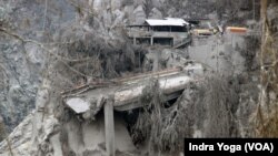 Jembatan Perak yang menghubungi Kabupaten Lumajang dan Kabupaten Malang terlihat ambruk diterjang guguran awan panas Gunung Semeru yang terjadi pada 4 Desember 2021. (Foto: VOA/Indra Yoga)