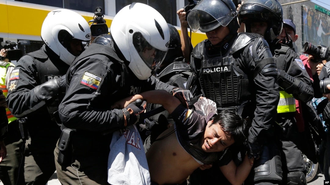 Polisi Ekuador menangkap seorang demonstran di luar Majelis Nasional, yang sedang membahas reformasi-reformasi konstitusional yang dianggap melawan hak-hak suku asli, serikat dan kelompok sosial. (Foto: Dok)