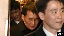 미국과 남북한의 1.5트랙 대화 참석을 위해 핀란드를 방문한 최강일 북한 외무성 부국장(가운데) 등 북한 대표단이 헬싱키의 한 식당을 나서고 있다.