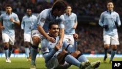 Pemain Manchester City Carlos Tevez (duduk) merayakan gol dari titik penalti ke gawang Aston Villa. City menang telak dengan skor 5-0, Sabtu (17/11).